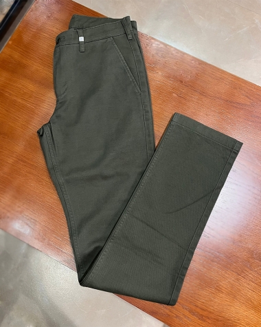 Khaki Chino Uniqlo màu rêu | djxentertainment.com Khaki Chino Uniqlo màu rêu